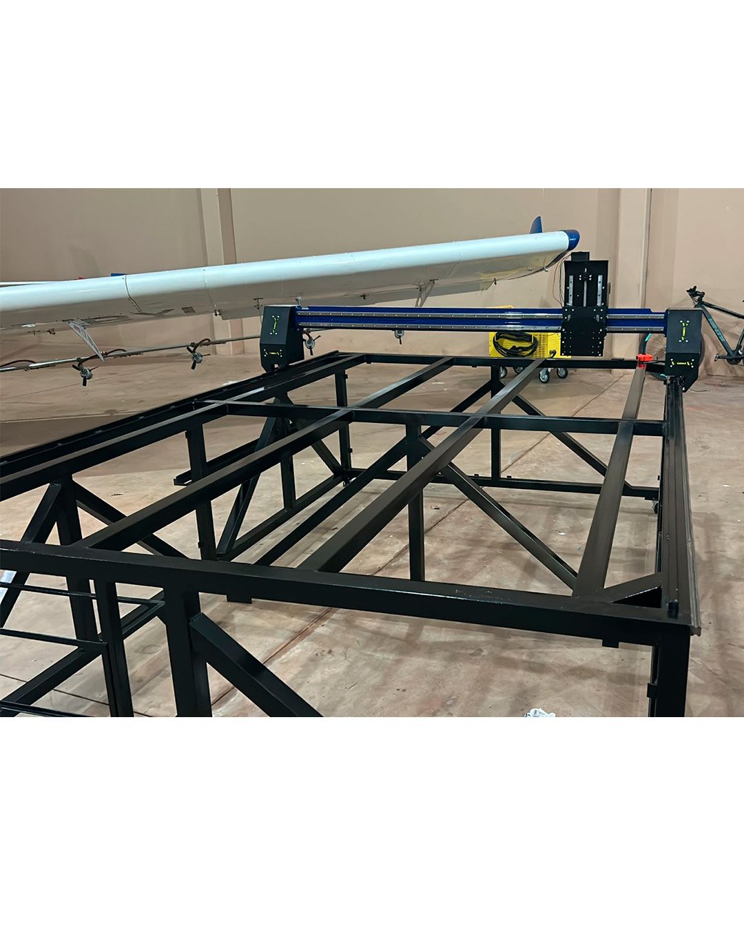 Estrutura mecânica da Router CNC Performance montada por aluno em hangar de aviação