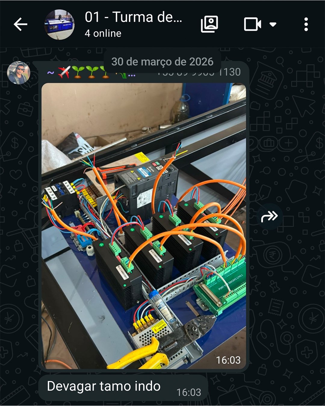 Print do grupo: aluno mostra a placa controladora e drivers da Router CNC sendo cabeados