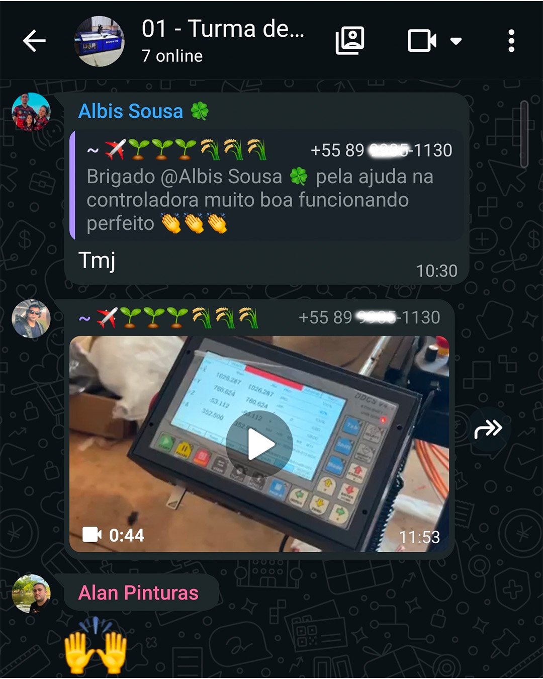 Print do grupo: aluno mostra a controladora DDCS exibindo coordenadas durante operação