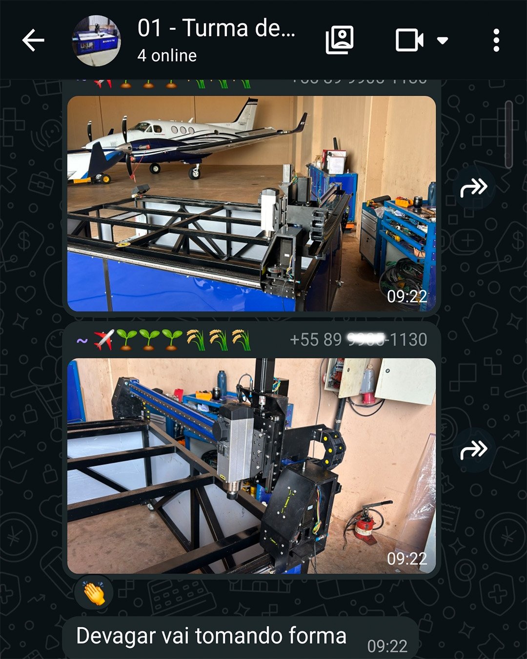 Print do grupo: aluno mostra a estrutura da Router CNC sendo montada em oficina